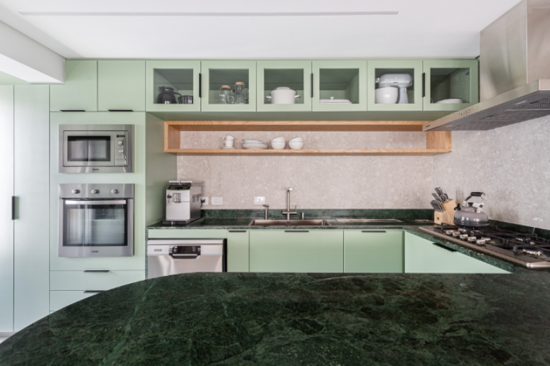 2. Cozinha de apartamento: móveis na cor verde menta trazem tranquilidade para o ambiente – Projeto: Duda Senna Arquitetura e Decoração | Foto: Gisele Rampazzo