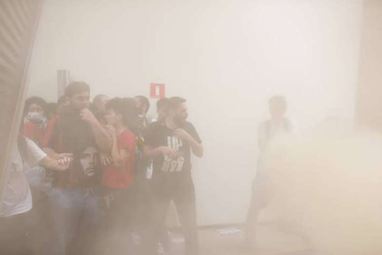 Policiais usaram gás de pimenta para conter manifestantes na Alesp