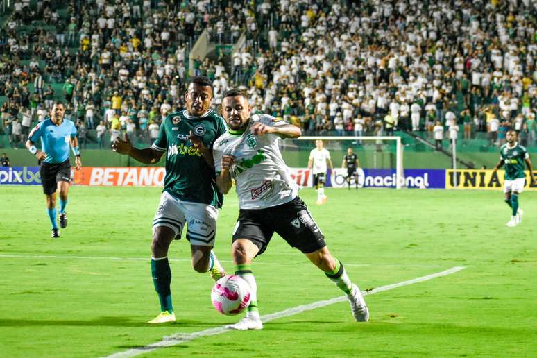 Jogadores de América e Goiás se enfrentando no último embate entre as equipes em Goiânia 