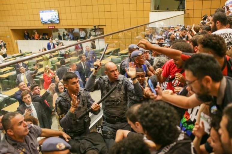 Confronto na Alesp entre policiais e manifestantes que forçaram vidro para tentar entrar no plenário