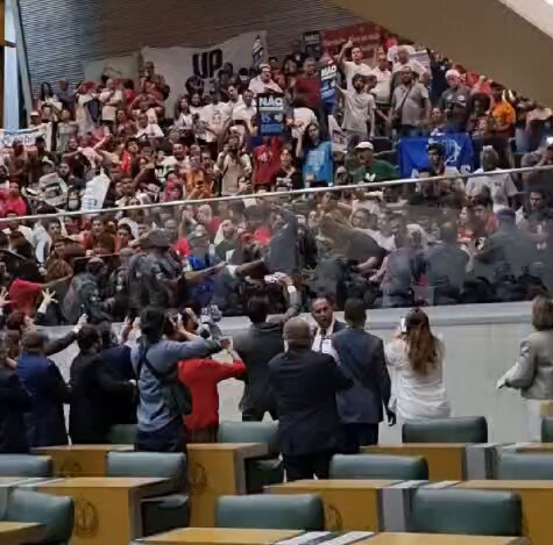 Polícia e manifestantes entram em conflito na Alesp 