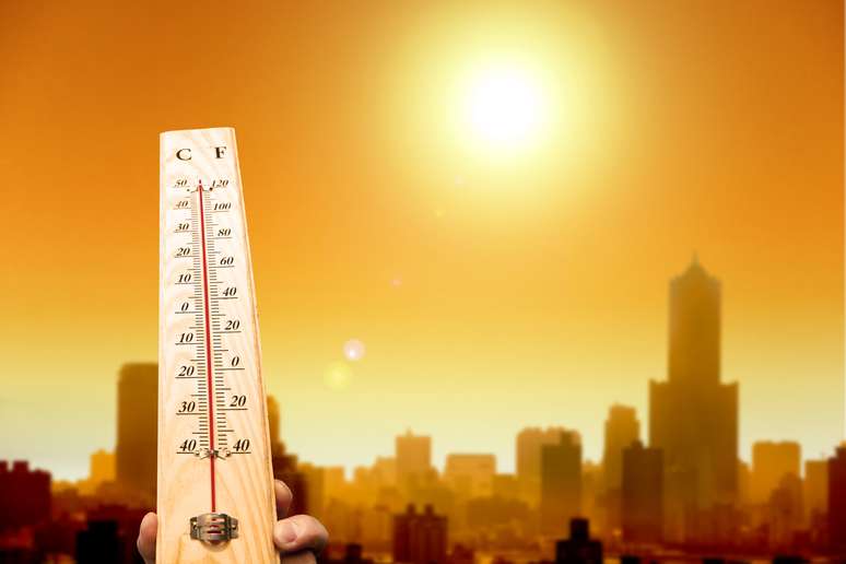 Termômetro registrando altas temperaturas em uma cidade brasileira