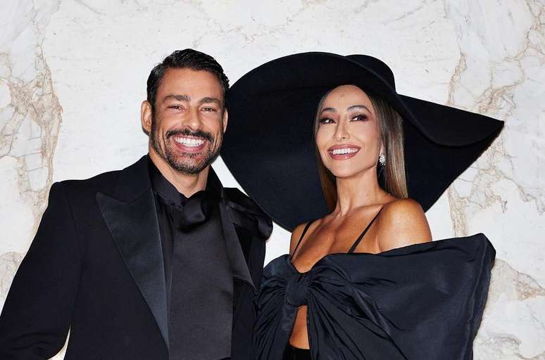 Sabrina Sato e Cauã Reymond em premiação, em São Paulo