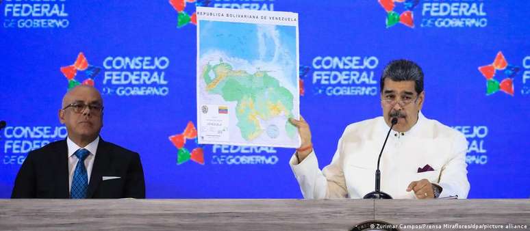 O líder venezuelano Nicolás Maduro exibiu nesta semana um novo mapa da Venezuela, que inclui a região de Essequibo, hoje sob controle da Guiana