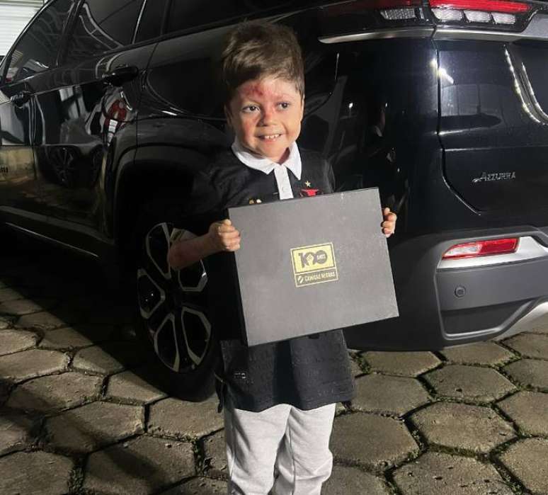 Carro da fam&iacute;lia de Pequeno Gui foi assaltado por bandidos armados na sa&iacute;da de S&atilde;o Janu&aacute;rio.