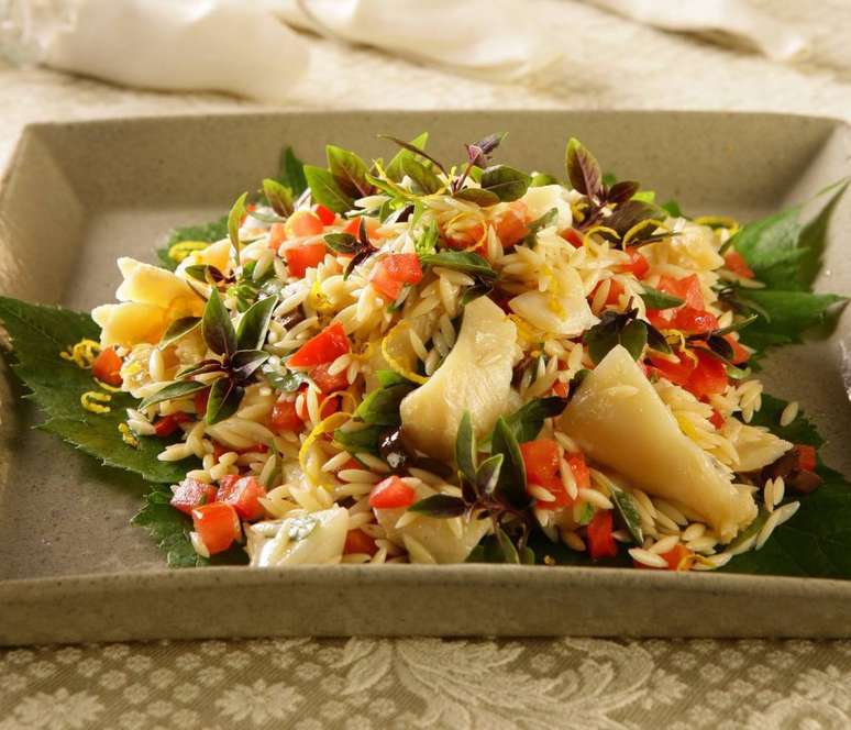 Salada de macarrão com bacalhau