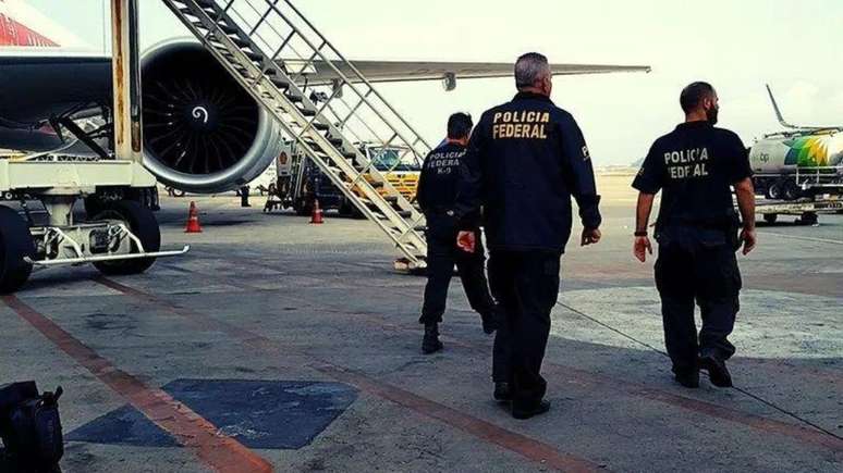 Agentes da PF em operação contra o trafico internacional de drogas no Aeroporto de Guarulhos