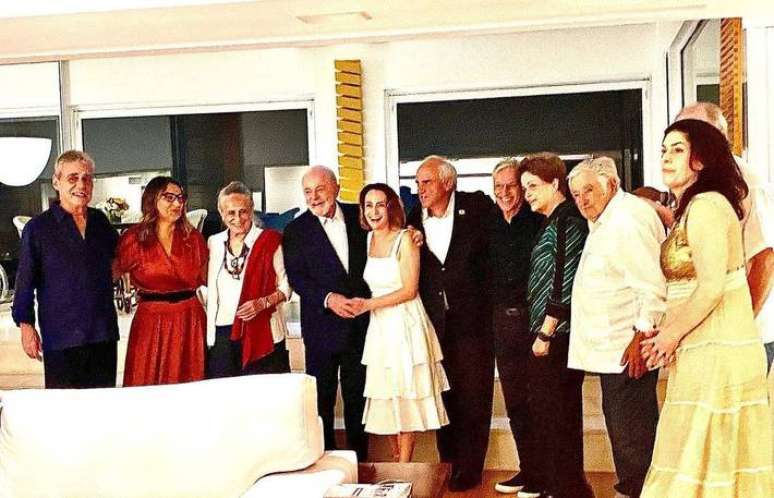 O encontro na casa de Chico Buarque e Carol Proner reuniu nomes como Caetano Veloso, Maria Bethânia e Pepe Mujica