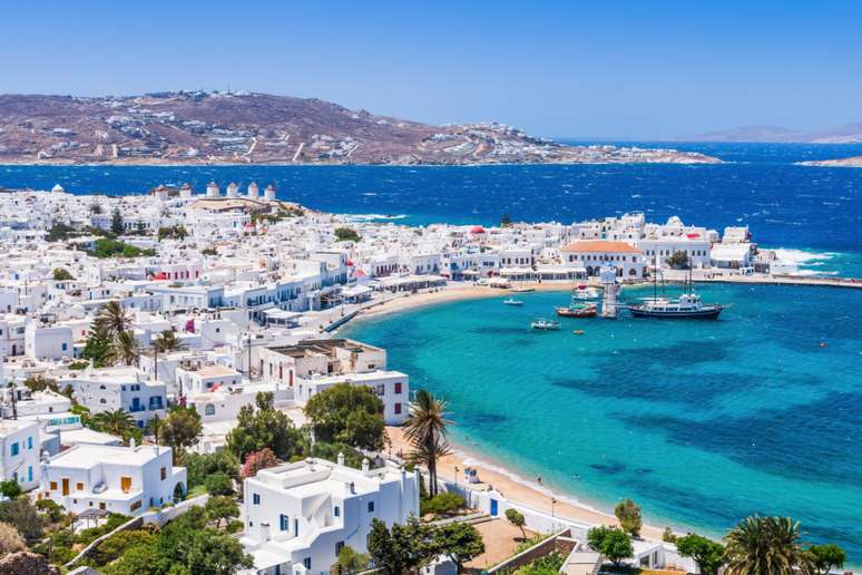 A ilha de Mykonos possui praias de &aacute;guas cristalinas e uma vida noturna animada 