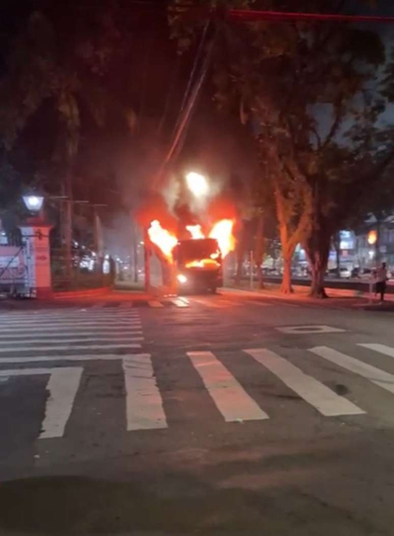 Santistas colocam fogo em ônibus |