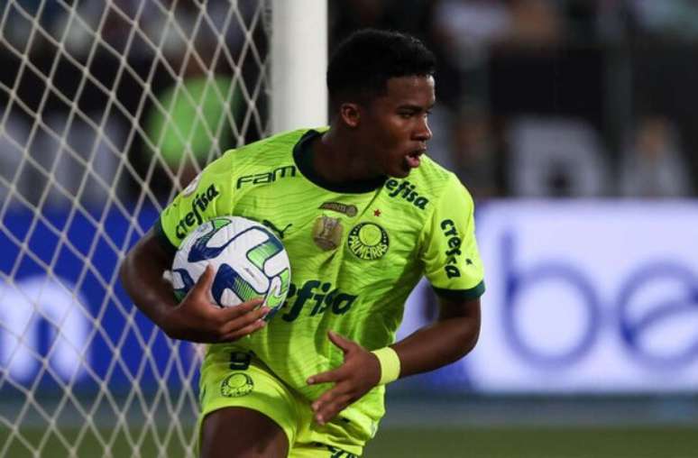 A imagem do Campeonato Brasileiro é a do atacante Endrick chamando a responsabilidade contra o Botafogo, ainda líder, no Estádio Nilton Santos