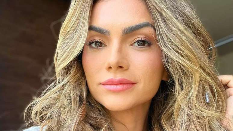 At 40, Kelly Key shocks by showing off her toned body as she tops up her tan in a thong