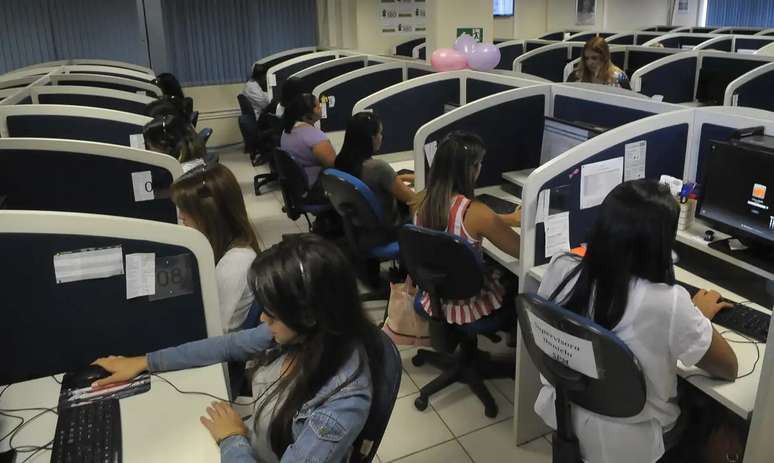 Mais de 30% do trabalho feito por operadores de telemarketing pode ser substituído por IA, diz pesquisa