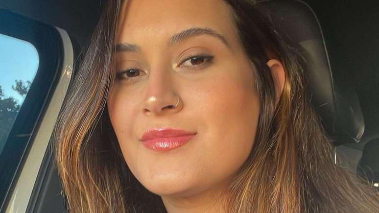 Bia Bonemer shows off her body while renewing her bronze in a crystalline sea