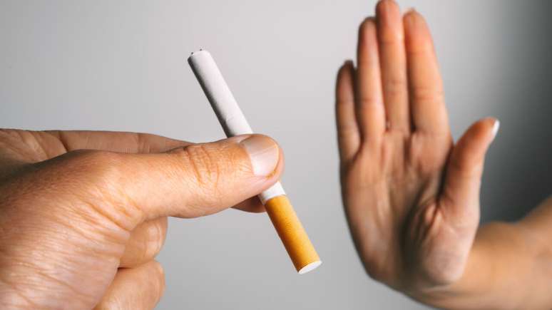 Parar de fumar naturalmente - Shutterstock