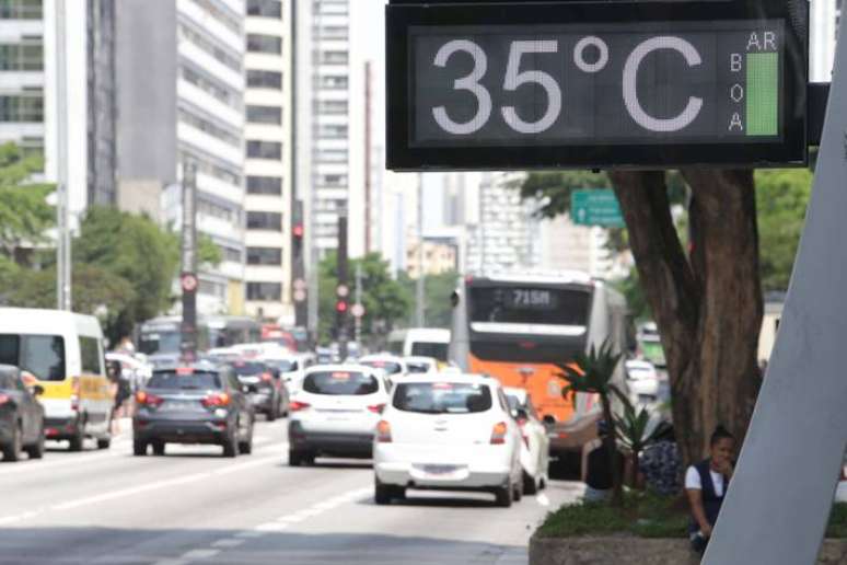 Termômetros da Avenida Paulista marcaram 35ºC em 17 de novembro de 2023, quando São Paulo foi atingida por onda de calor.