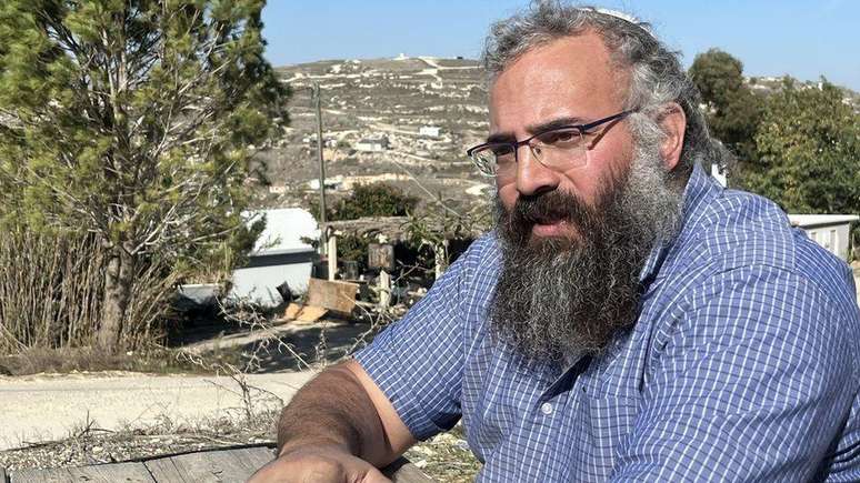 O líder dos colonos Yehuda Simon diz que os palestinos estão sendo impedidos de colher suas azeitonas por razões de segurança