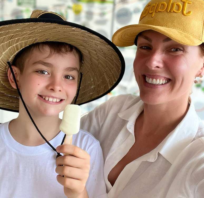 Ana Hickmann e o filho Alezinho, que preparou uma receita de bolo formigueiro