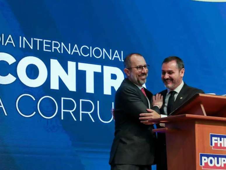 O ministro da Controladoria-Geral da União (CGU), Vinícius Marques de Carvalho, e o diretor-geral da Polícia Federal, Andrei Augusto Passos Rodrigues, durante assinatura da portaria conjunta criando grupo integrado para enfrentar os crimes de corrupção e desvio de recursos públicos no âmbito do Poder Executivo Federal