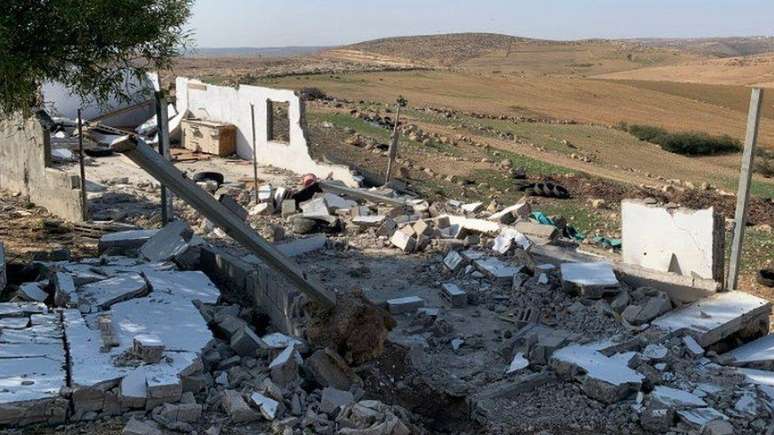 A maioria das casas e da escola em Khirbet Zanuta, uma pequena aldeia palestina, foram destruídas por uma escavadeira