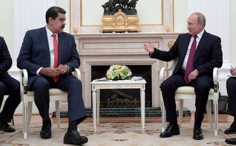 O presidente Nicolás Maduro em conversa com Vladimir Putin, em encontro de 2019