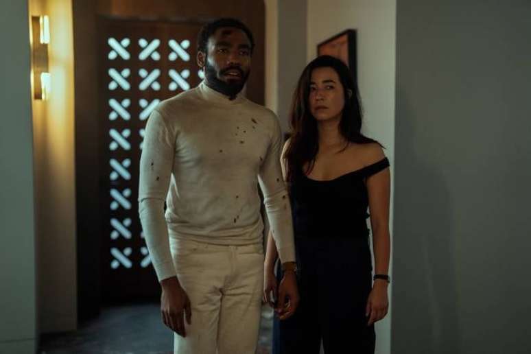 Donald Glover e Maya Erskine são os protagonistas de 'Sr. e Sra. Smith'.