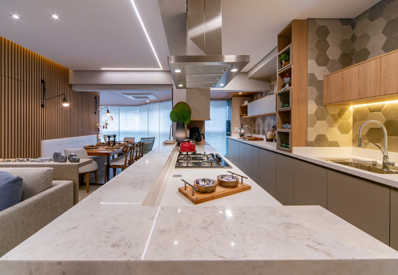Cozinha de apartamento pequeno: bancadas multifuncionais aumentam o espaço, servindo como área de refeições e armazenamento extra – Projeto: AGT Arquitetura – Bianca Agustinetti | Foto: @arquiteturafotografica