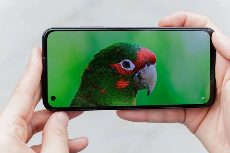 Zenfone 10 tem tela AMOLED com boa qualidade de exibição (Imagem: Ivo Meneghel Jr/Canaltech)