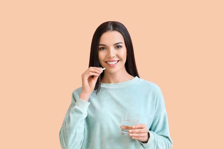 Antidepressivos não devem ser tomados com álcool devido à redução da eficácia do remédio e da sensação de sedação elevada 