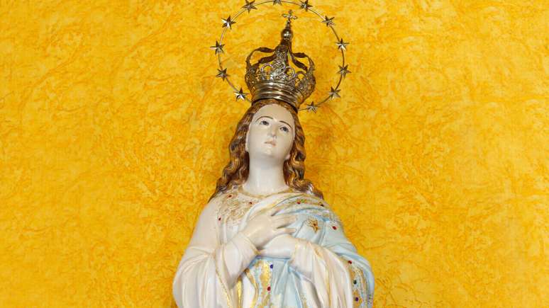 Faça as preces para Virgem Maria -