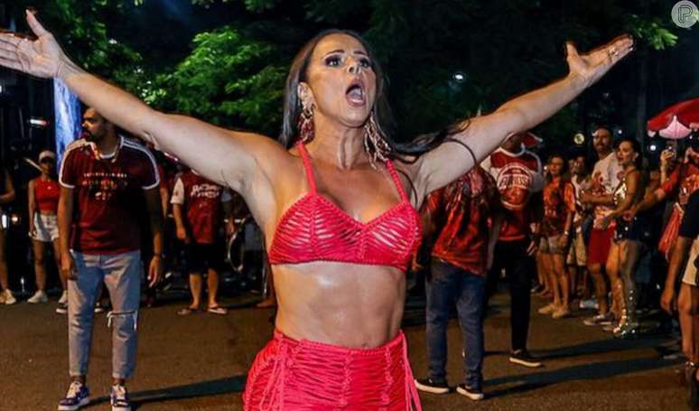 Viviane Araujo atualizou resultado de lipoaspiração ao usar minissaia e top em novo ensaio de rua do Salgueiro para o carnaval 2024 em 7 de dezembro de 2023.