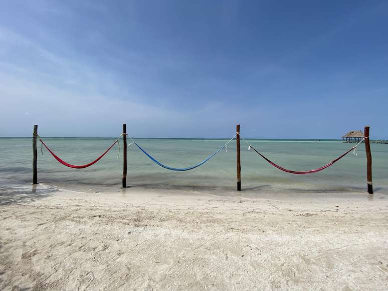 Punta Coco: praia quase deserta com direito a redes coloridas dentro d'água