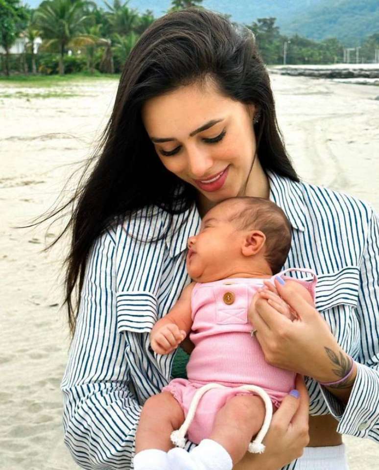 Bruna Biancardi takes her daughter to the seaside for the first time Bruna Biancardi takes her daughter to the seaside for the first time