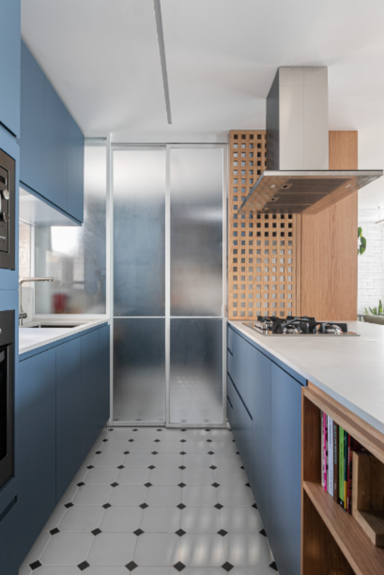 Cozinha de apartamento pequeno: porta de serralheria com vidro mini boreal para separar o espaço – Projeto: Duda Senna Arquitetura e Decoração | Foto: Gisele Rampazzo