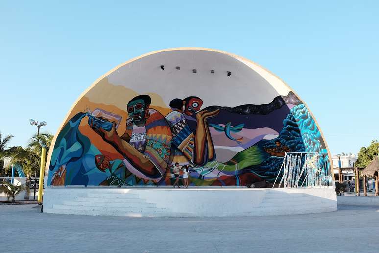 Grafite colore um palco na pracinha de Holbox