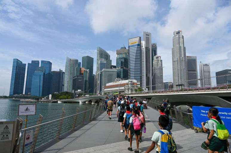 Crianças de Singapura caminham em ponte