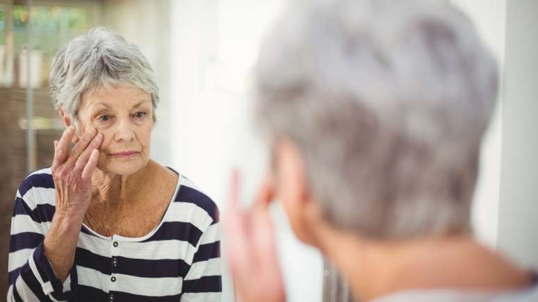 Ser velho tem um peso muito maior para as mulheres do que para os homens