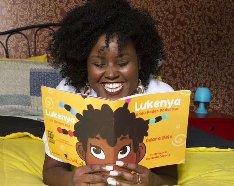 Llivro “Lukenya e seu Poder Poderoso” foi escrito em português e kimbundu, língua originária do território africano nas regiões da República do Congo e Angola 