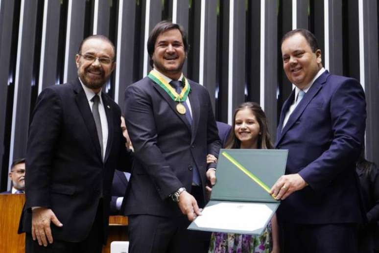 Antonio Rueda (ao centro ao lado dos deputados Lincoln Portela e Elmar Nascimento) assumirá o comando do União Brasil em fevereiro