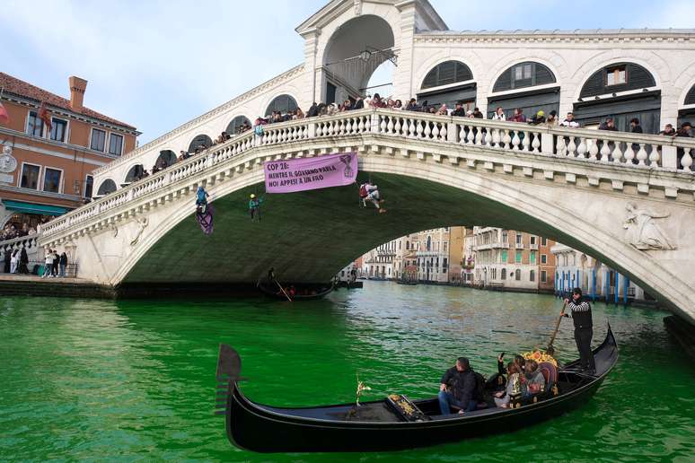 Ambientalistas italianos usaram um corante para deixar o Grande Canal de Veneza verde.