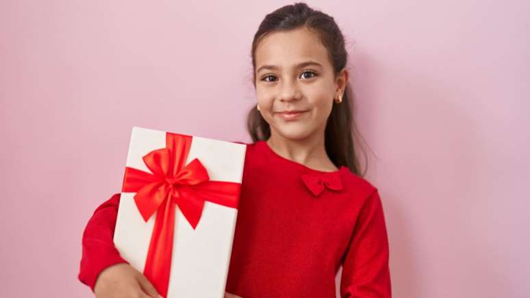 Um bom presente de Natal sempre deixa as crianças muito felizes - Shutterstock