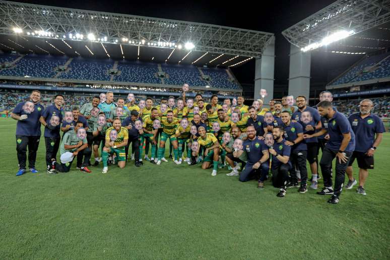 Jogadores, comissão técnica e membros do Cuiabá prestam homenagem à Uendel ao fim do jogo contra o Athletico. 