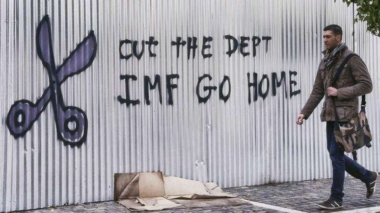 Grafite em Atenas em 2015 diz 'FMI vá embora'