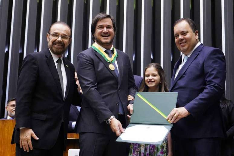 Antonio Rueda, ao centro ao lado dos deputados Lincoln Portela e Elmar Nascimento, deve assumir o comando do União Brasil. FOTO: União Brasil SP/Divulgação