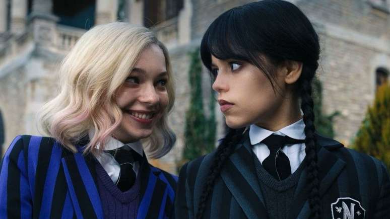 Wandinha Addams (Jenna Ortega) e Enid (Emma Myers) são melhores amigas em  Wandinha - Purebreak