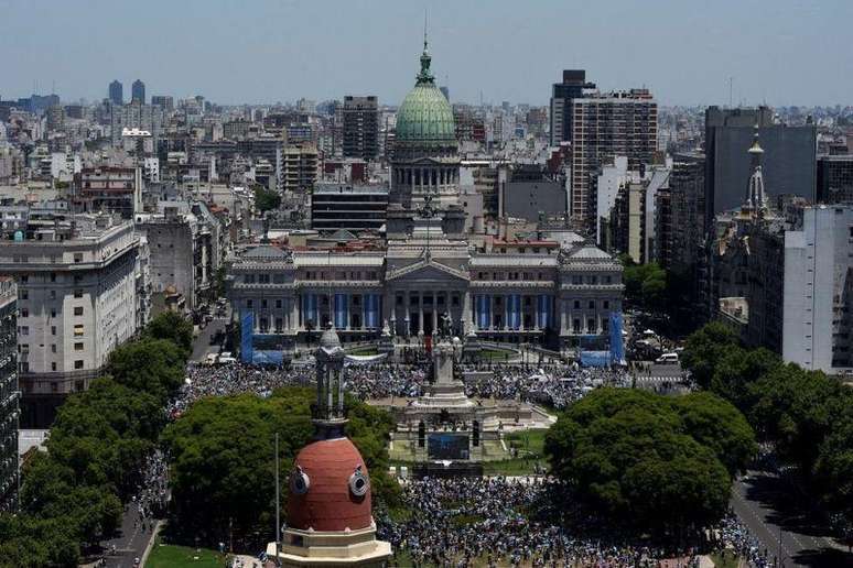 Milhares de seguidores de Milei se reuniram em frente ao Congresso Nacional, em Buenos Aires.