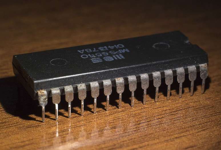 Chip de memória ROM. (Imagem: Parrot of Doom/Wikimedia Commons)