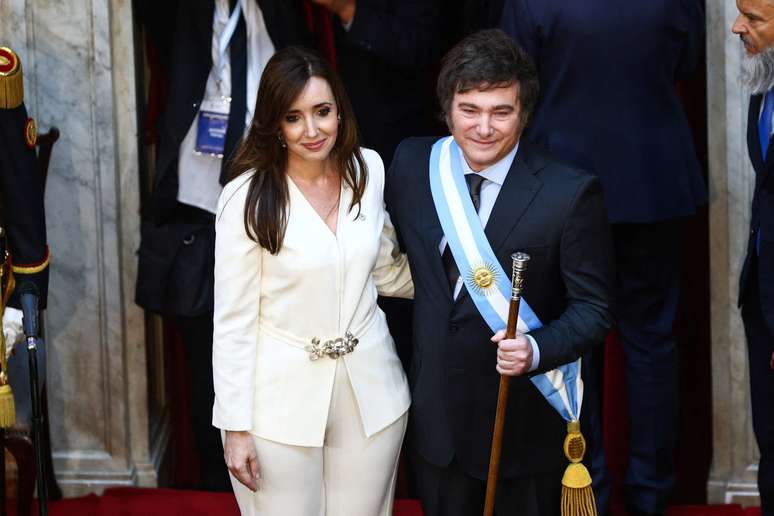 A nova vice-presidente da Argentina, Victoria Villarruel, e o presidente da Argentina, Javier Milei, se abraçam durante a cerimônia de posse no Congresso Nacional, em Buenos Aires, Argentina, em 10 de dezembro de 2023