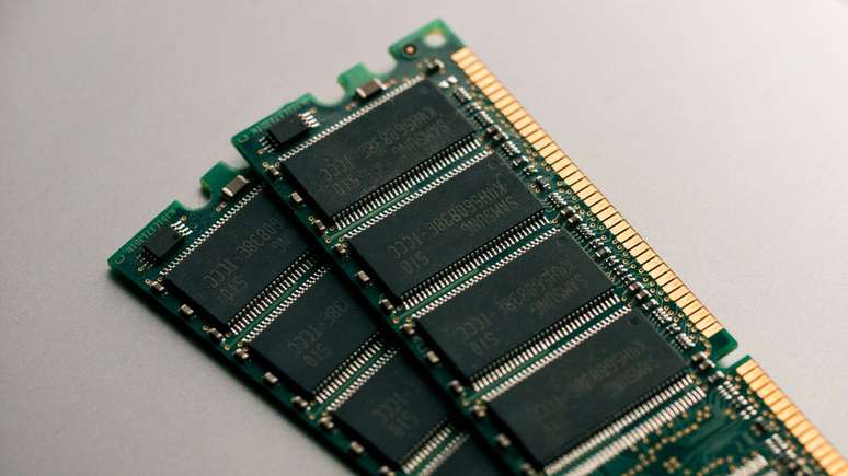 Memória RAM não utiliza diodos, mas sim transistores para armazenar os dados. (Imagem: Harrison Broadbent/Unsplash)