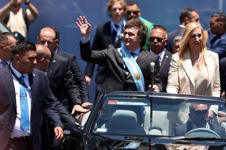 O presidente argentino, com sua irmã, Karina Milei, após a cerimônia de posse.